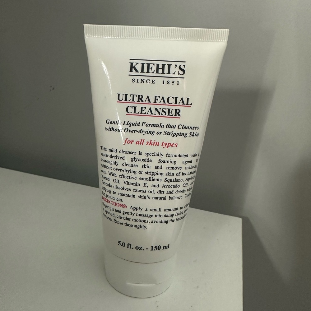 Kiehl's Ultra Facial Cleanser - White and Black Text